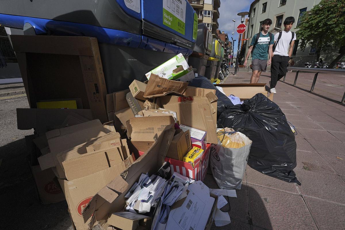 Les imatges dels efectes del tercer dia de la vaga d'escombriaires a Girona