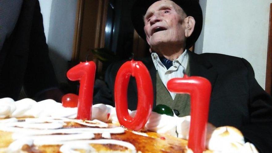 El Tío Juan Rita, junto a las velas de su 107 cumpleaños