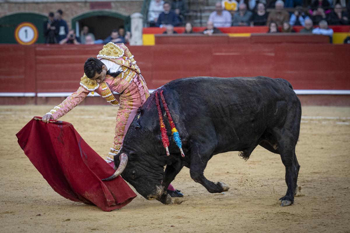 Paco Ureña y Francisco de Manuel pasea una oreja en la Feria de Fallas