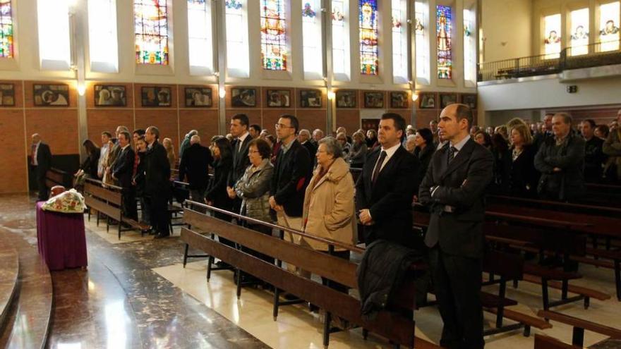 Asistentes al funeral, ayer, en el templo de los Carmelitas, en Oviedo.