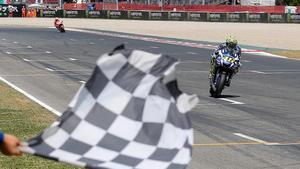 Valentino Rossi cruza primero la línea de meta de Montmeló, por delante de Marc Márquez.