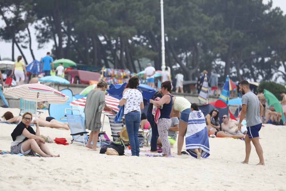 Una repentina nube gris se posó sobre Vigo a primera hora de la tarde con los arenales abarrotados.