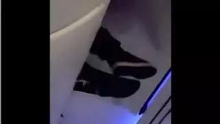 VÍDEO: Un pasajero de Air Europa queda empotrado en el compartimento superior del avión por las turbulencias