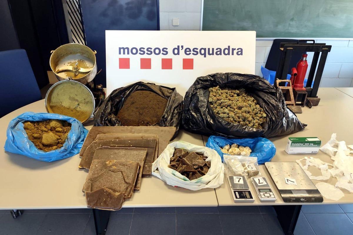 Les peces d'haixix, la marihuana i els diferents estris que els mossos van comissar als dos detinguts per vendre droga al carrer a l'Estartit