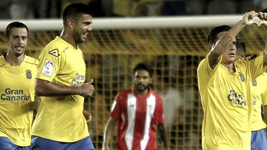 Roque Mesa celebra el primer gol de la UD Las Palmas.