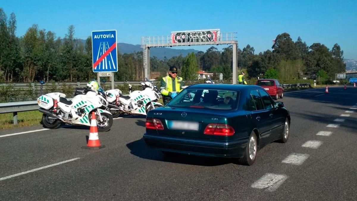 Control de la Guardia Civil en A Cañiza. // FdV