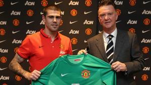 aguasch30426858 deportes victor valdes  van gaal manchester united160610185100