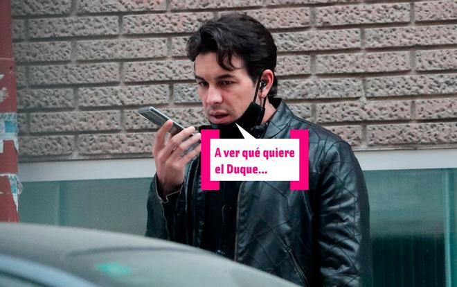 El actor Mario Casas hablando por teléfono en las calles de Madrid