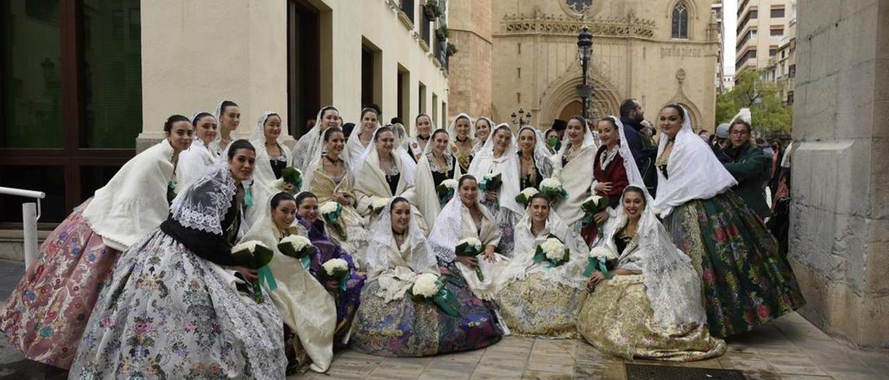 Candidatas a reina mayor e infantil de las fiestas de Elche en un encuentro en Castellón