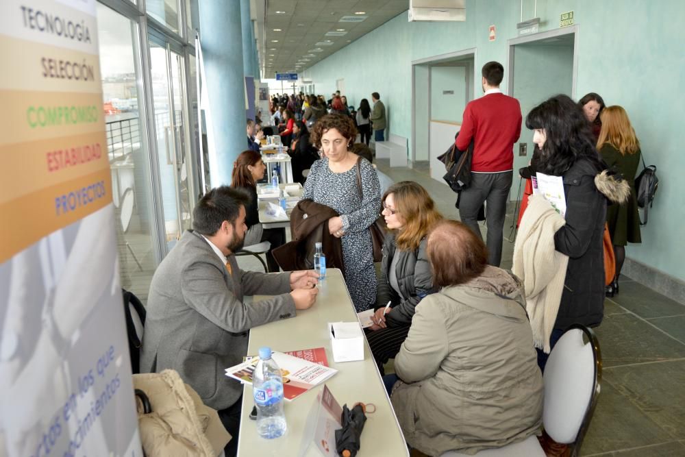 La II Feria de Empleo de A Coruña, organizada por la Cámara de Comercio, pretende potenciar el acercamiento entre empresas y jóvenes de entre 16 y 29 años que desean incorporarse al mercado laboral.