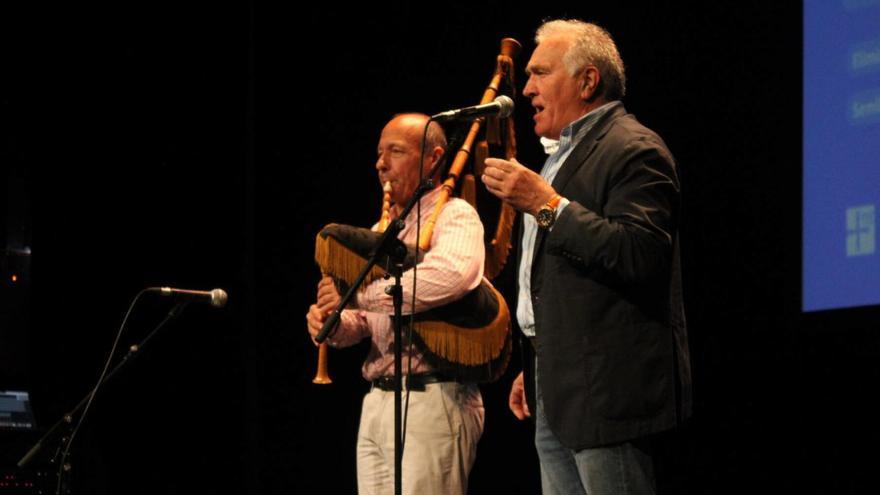 Aquilino Fernández, acompañado a la gaita por Vicente Prado, «El Praviano», ayer, en el teatro Filarmónica. | JER OSPINA