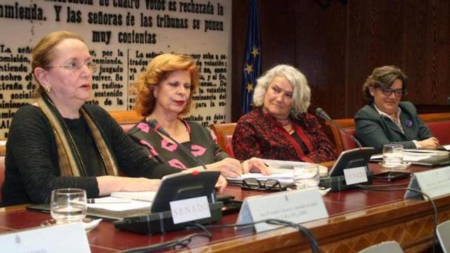 Arriba, de izquierda a derecha, Amelia Valcárcel, Carmen Alborch, Elena Lasheras y Alicia Miyares. A la izquierda, publico asistente. | modem press