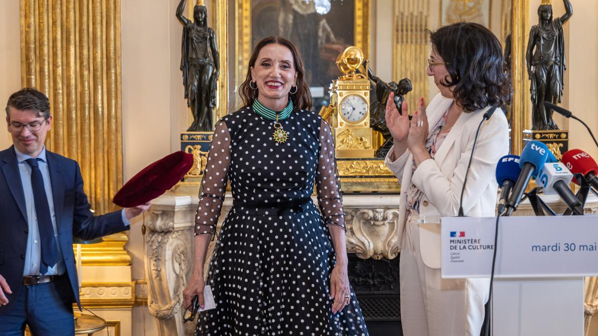 Luz Casal recibe la medalla de las Artes francesa