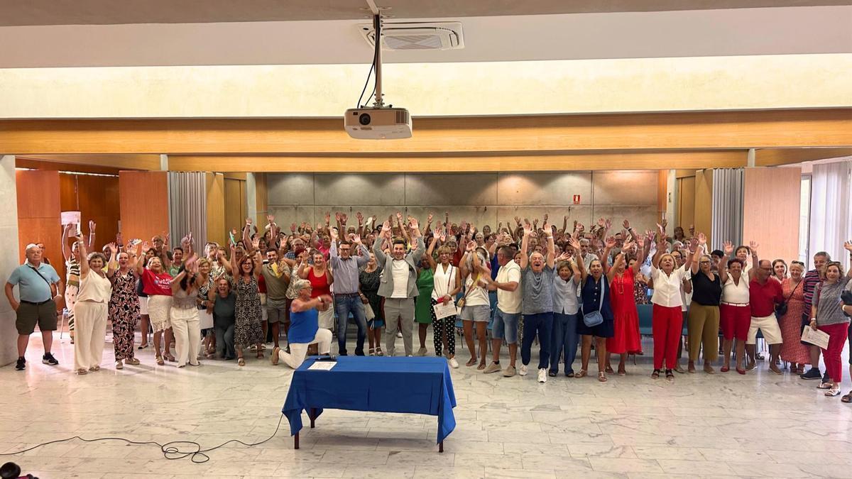 Foto de familia de los asistentes celebrando la clausura del curso con el primer teniente de alcalde, Alejandro Marichal y el concejal del Mayor, Dimas Sarmiento.