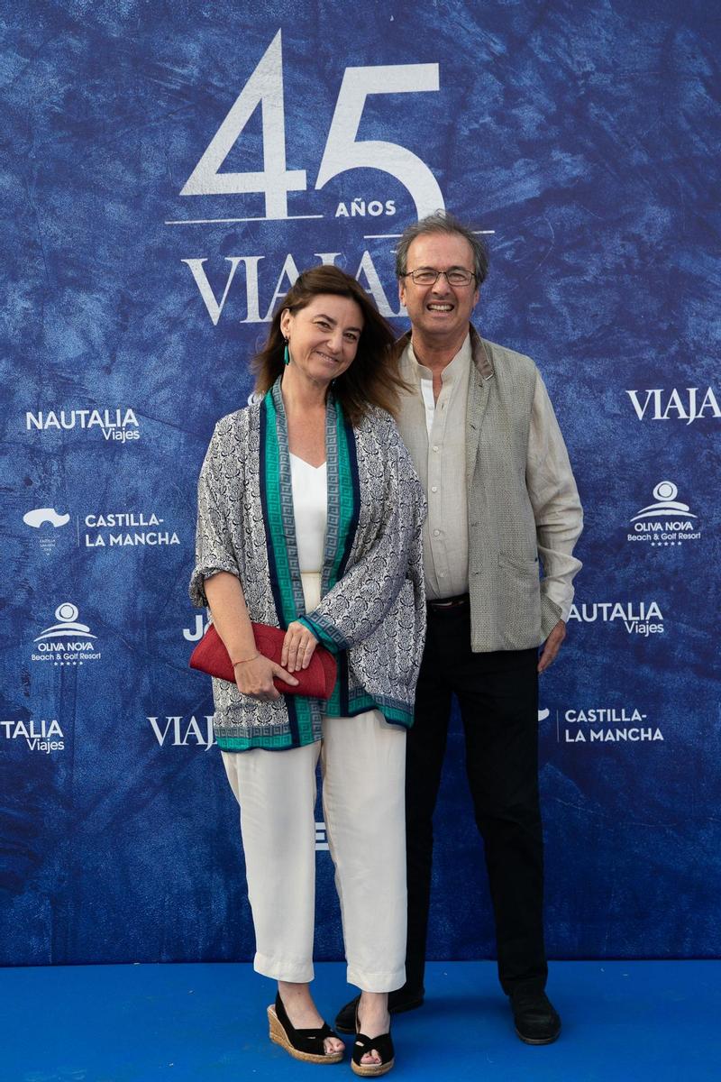 El escritor Javier Moro junto a su mujer