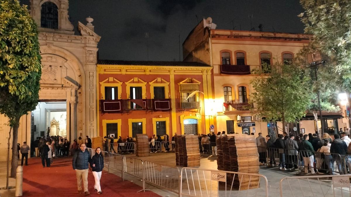 Puertas abiertas de la Basílica del Gran Poder durante la Madrugá