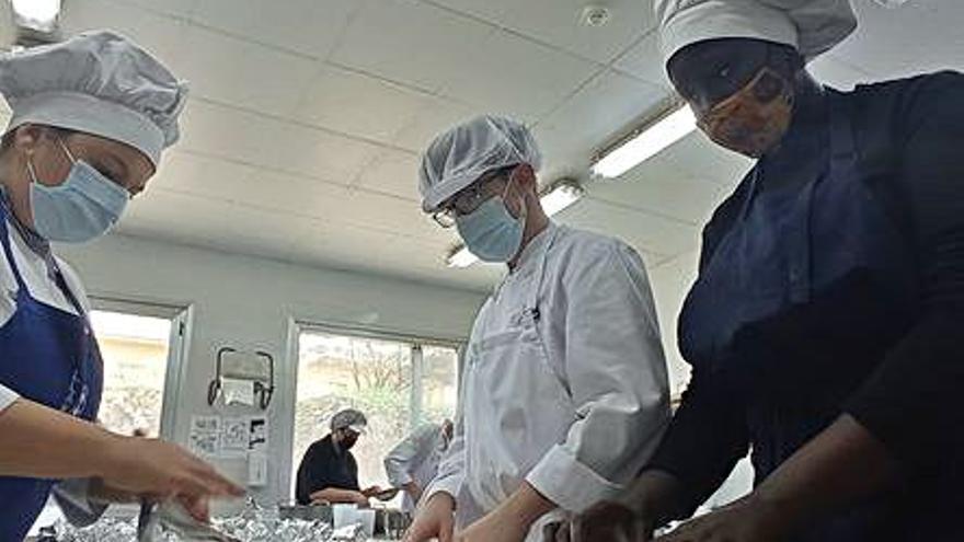 Celia Crespo, Nacho Fernández y Ansatou Diaw, con el postre.