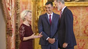 MADRID, 03/07/2023.- El rey Felipe VI (d) saluda a la presidenta de la Comisión Europea, Ursula Von der Leyen (i), en presencia del presidente del Gobierno, Pedro Sánchez (c), tras la reunión del Colegio de Comisarios de la UE, este lunes en Madrid. España preside este semestre el Consejo de Ministros de la Unión Europea. 