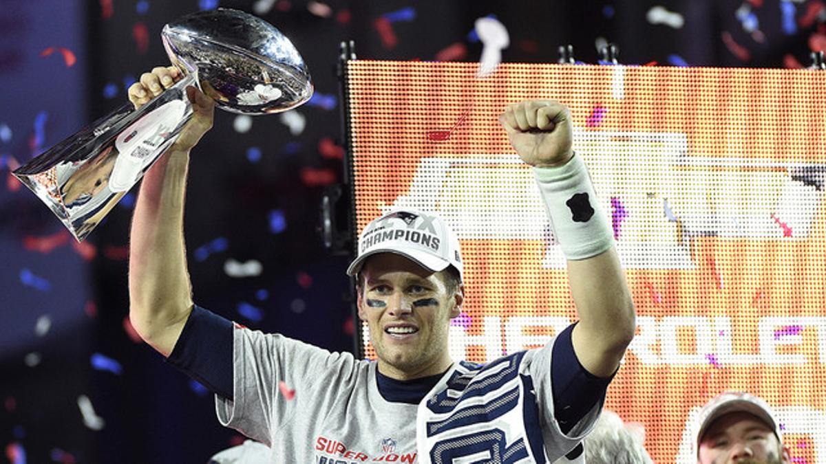 El 'quaterback' Tom Brady, de los Patriots, con el trofeo que lo acredita como jugador más valioso de la Super Bowl