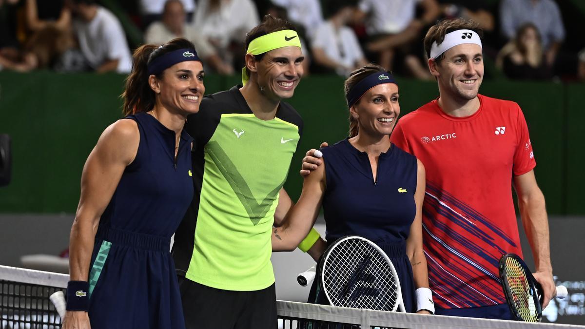 Rafael Nadal, el mejor tenista español de todos los tiempos, y la ya retirada Gabriela Sabatini, la mejor tenista argentina de la historia, compartieron cancha este miércoles en Buenos Aires en una exhibición ante el noruego Casper Ruud y la también extenista local Gisela Dulko.