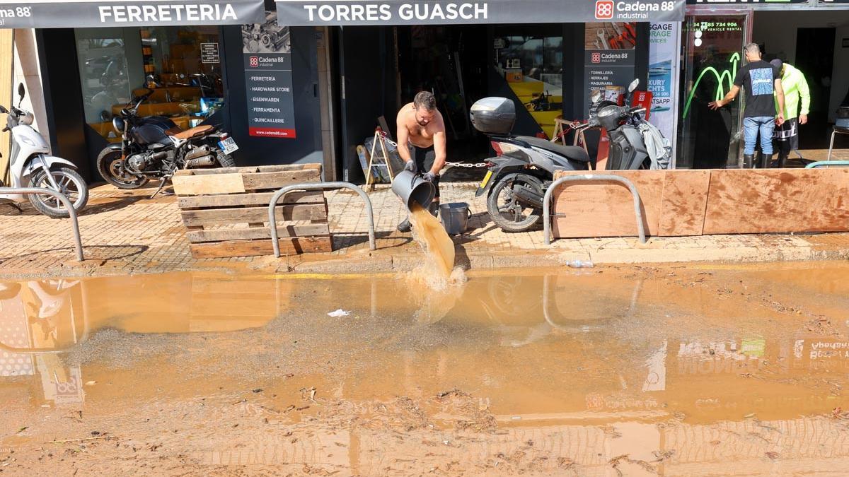 Todas las imágenes de los trabajos de limpieza en los locales de Ibiza inundados por el temporal