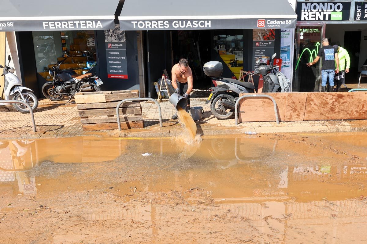 Todas las imágenes de los trabajos de limpieza en los locales de Ibiza inundados por el temporal