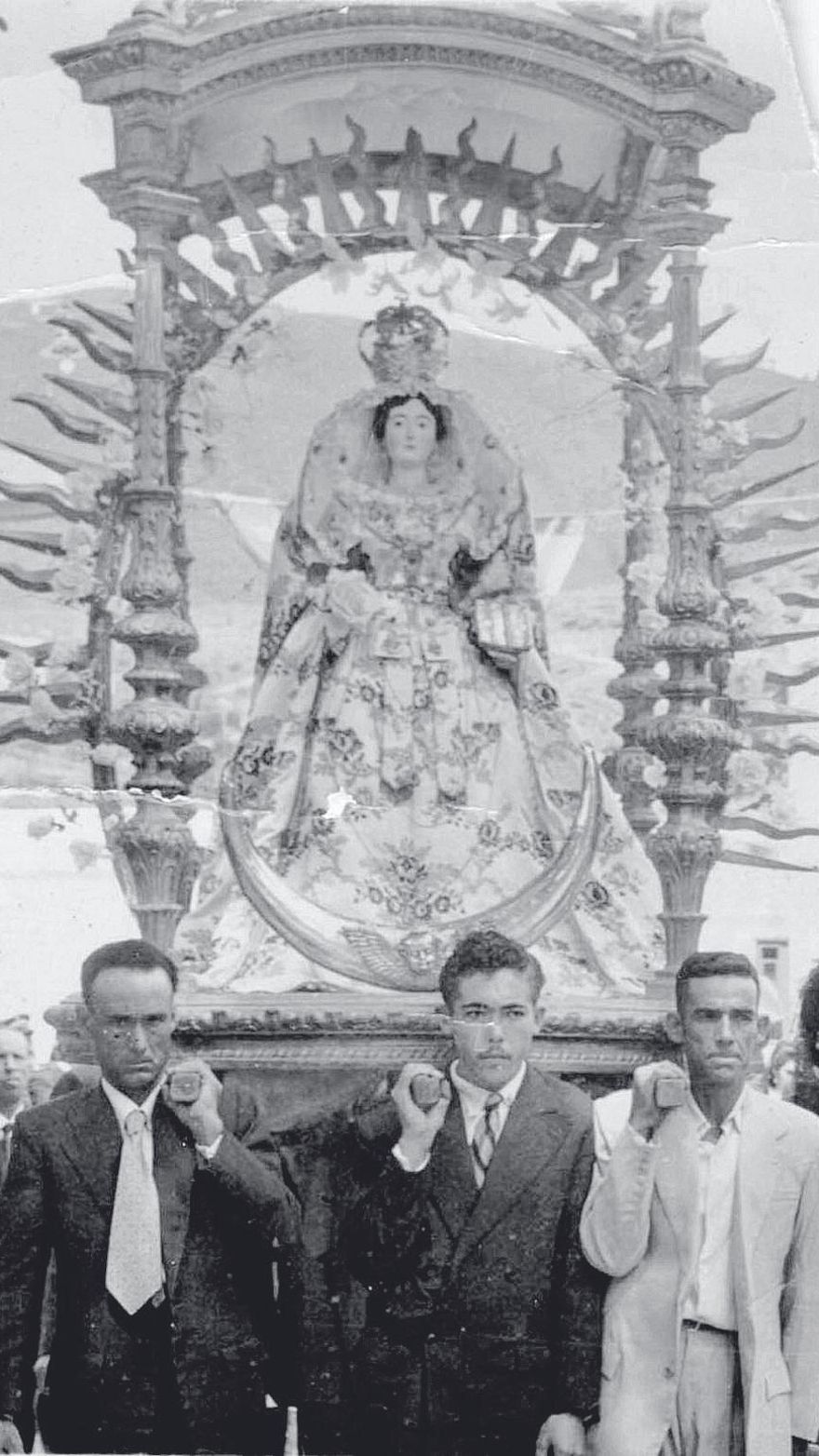 Procesión de la Virgen de la Encarnación, en su antiguo Baldaquino, años 50.