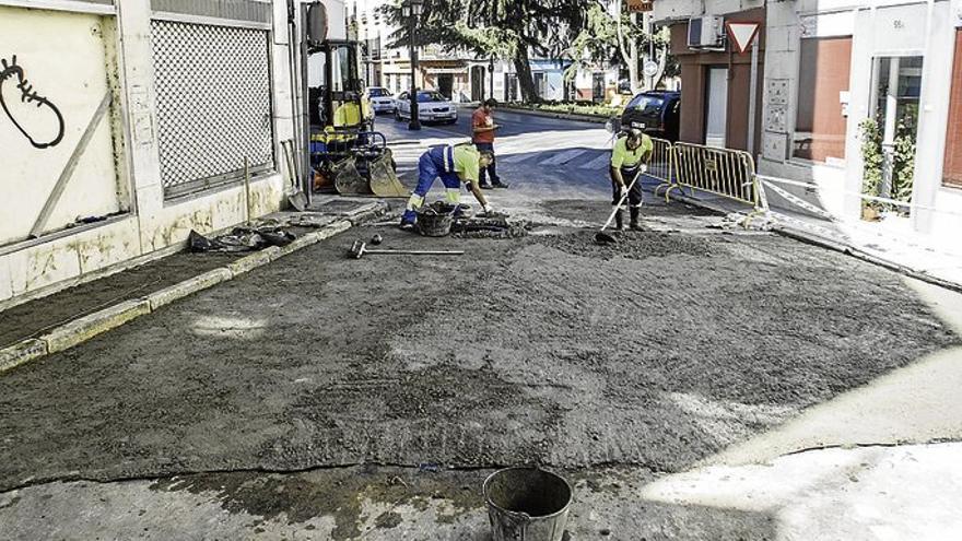 La calle Santa Lucía de Badajoz lleva doce días en obras por un reventón