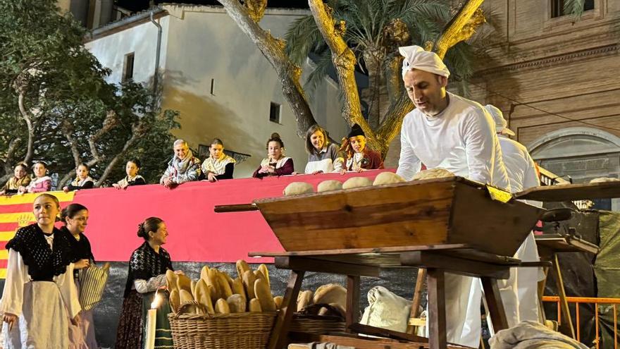 Benicàssim cumple con la tradición de las hogueras y el reparto de &#039;coquetes&#039; en las fiestas de Sant Antoni