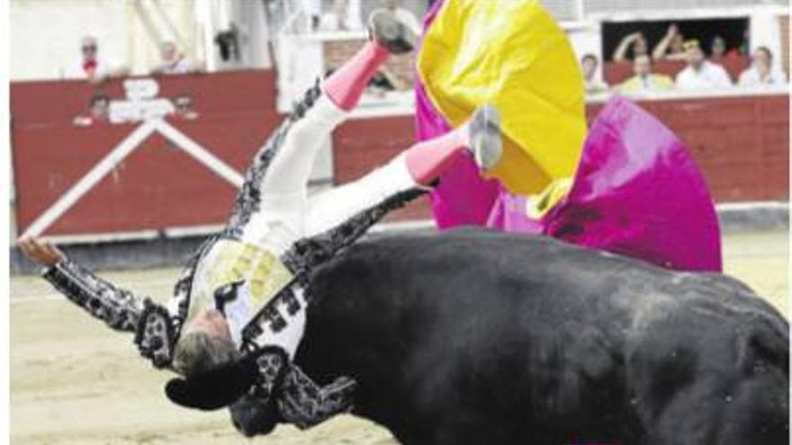 El Cordobés, cogido por su primer toro en San Sebastián de los Reyes