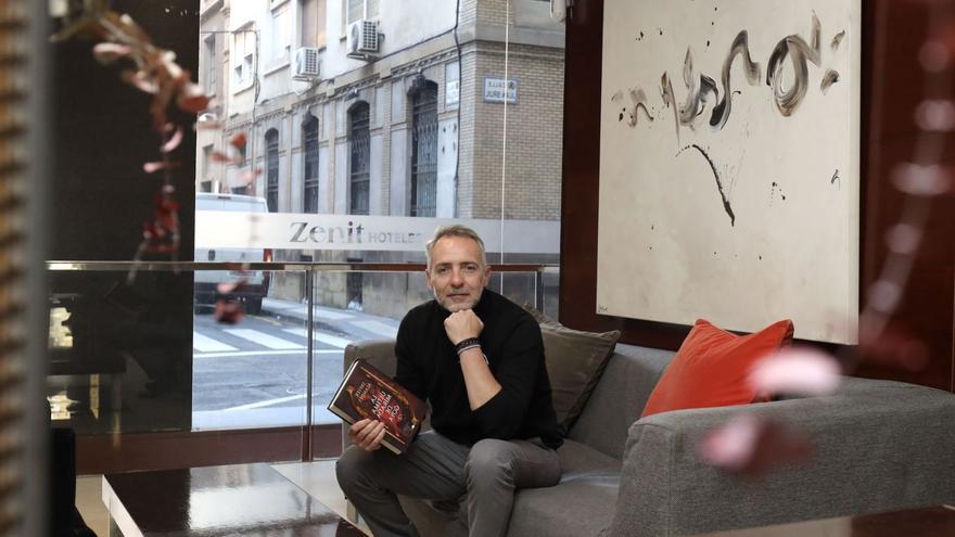 Javier Alandes habla sobre los últimos días de vida de Goya en su séptima novela. En la imagen, posa en su reciente visita a Zaragoza. | LAURA TRIVES