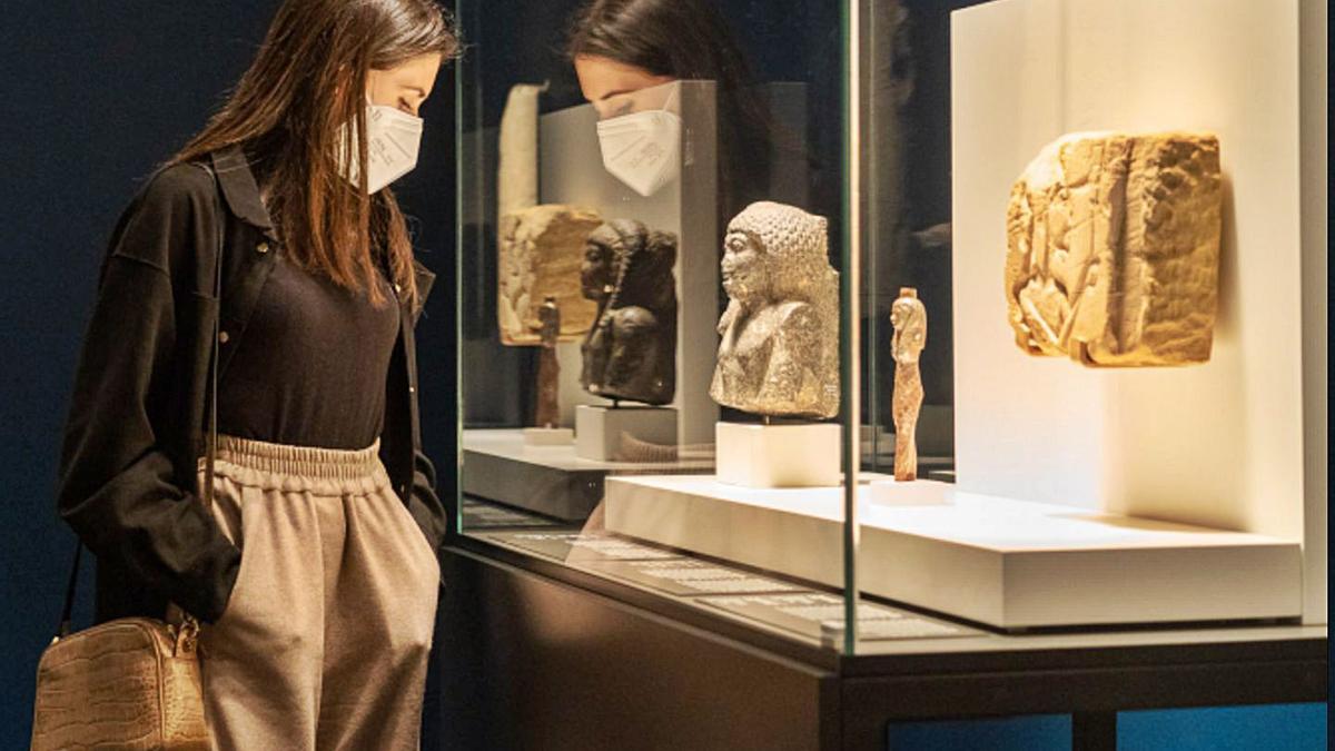 Una visitante observa piezas de la exposición “Faraón. Rey de Egipto” en el Gaiás.   |