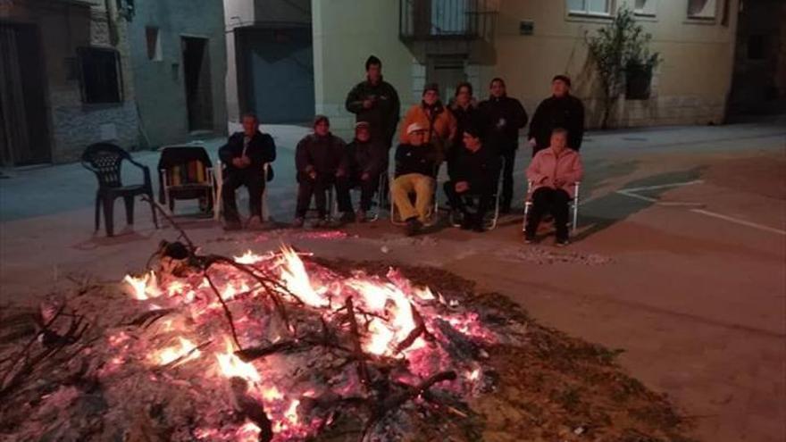 Los vecinos vuelven a salir a la calle para encender la tradición