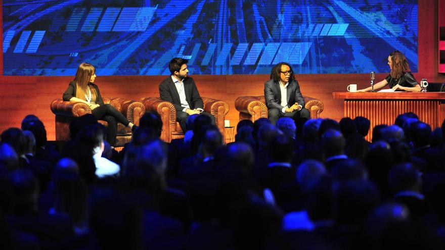 Yaiza Canosa, David Pistoni y Amuda Goueli, con Mónica Carrilo, que moderó la mesa redonda.