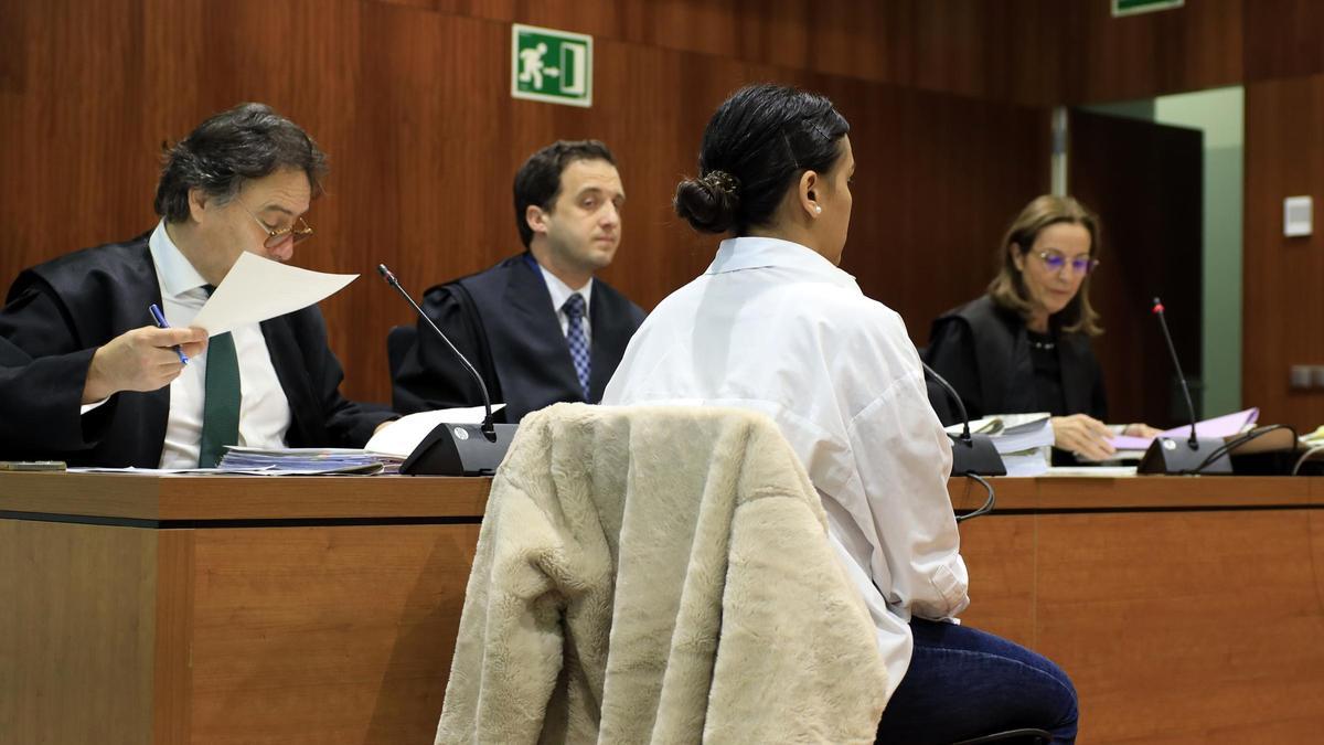Natalia Chiguachi, en el banquillo de los acusados de la Audiencia Provincial de Zaragoza.