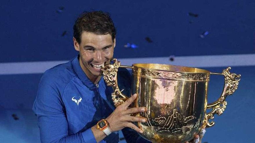 Nadal muerde el trofeo de campeón en Pekín.