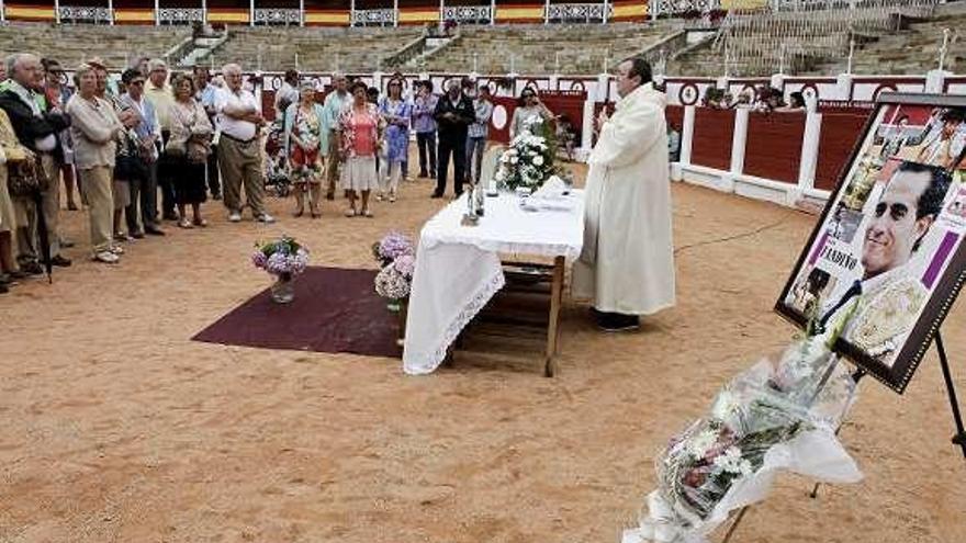 Cayetano, en el ruedo de El Bibio, durante una faena del pasado año.