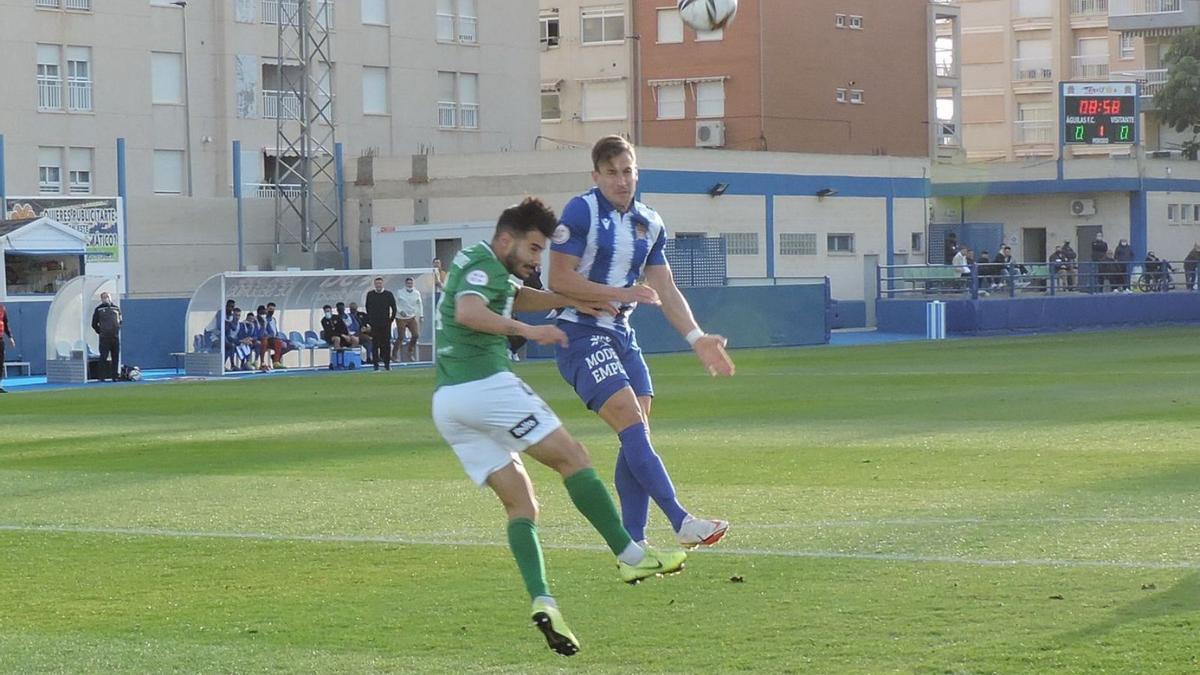 Rafa Chumbi, autor del único gol del Águilas, remata de cabeza. | JAIME ZARAGOZA