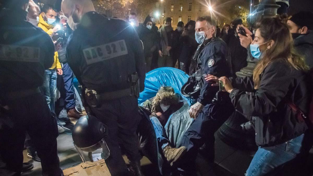 Cientos de migrantes, evacuados del centro de París por la fuerza