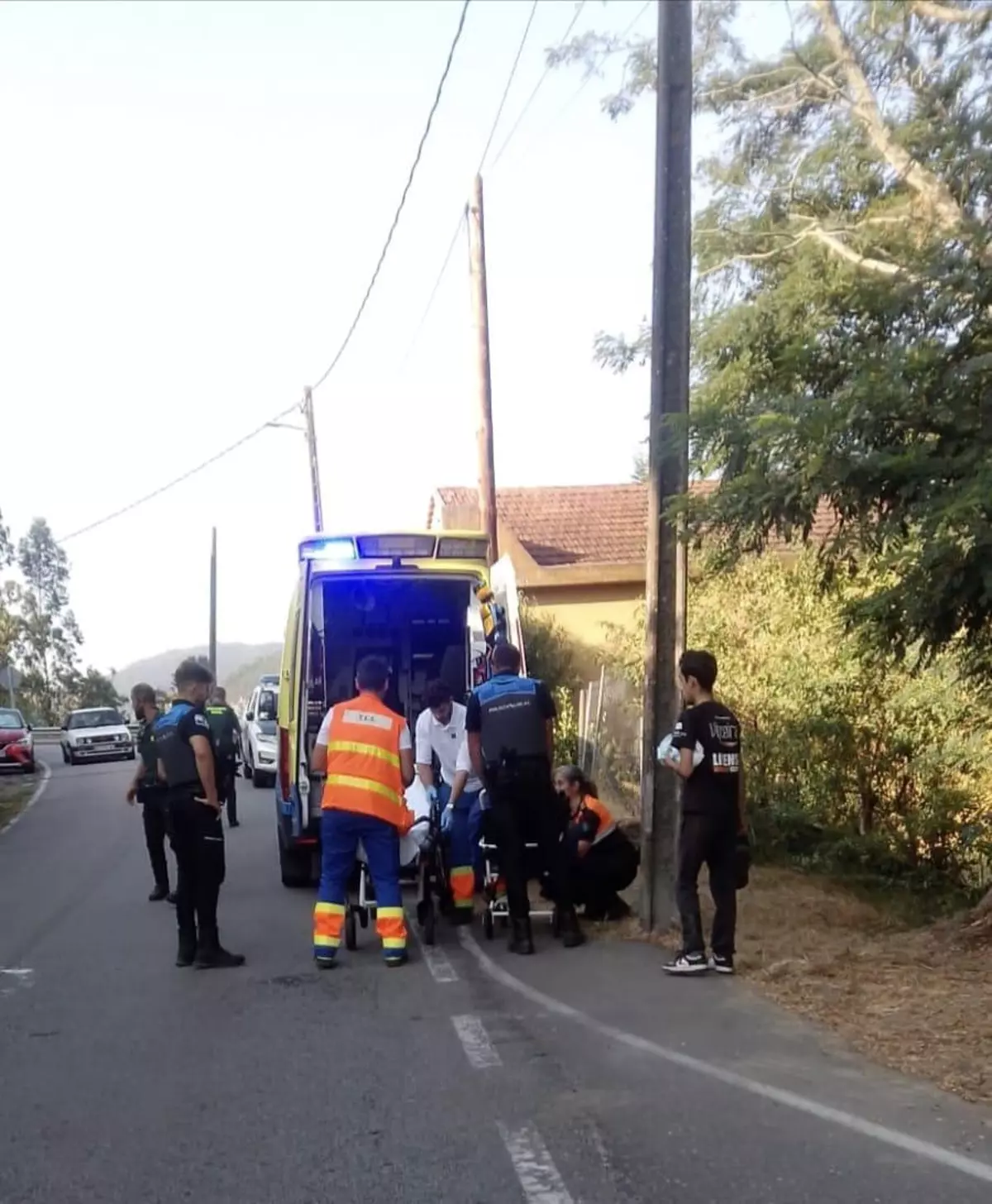 Evacuado un vecino de Moaña al cortarse en un pie con una motosierra
