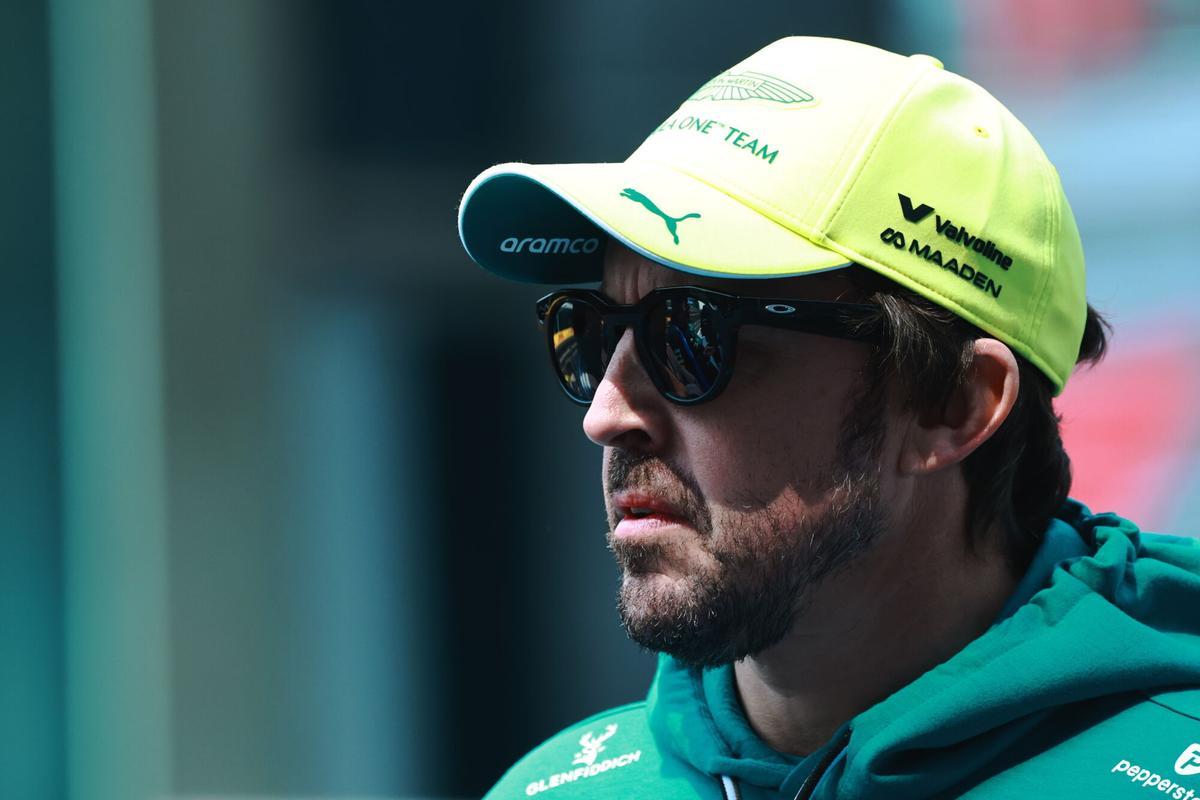 SHANGHAI (China), 15/03/2026.- Aston Martin driver Fernando Alonso of Spain looks on during the drivers parade before the Formula 1 Chinese Grand Prix, in Shanghai, China, 15 March 2026. The 2026 Formula 1 Chinese Grand Prix will be held at the Shanghai International Circuit racetrack on 15 March. (Fórmula Uno, España) EFE/EPA/ALEX PLAVEVSKI