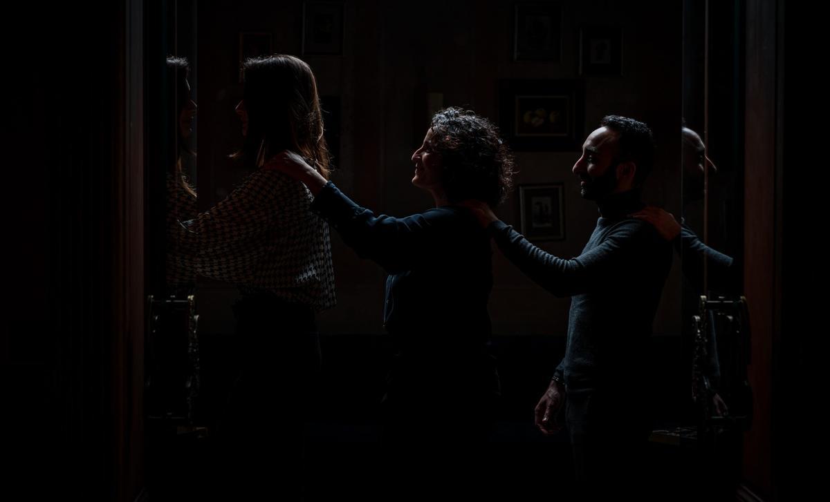 Comensales de Dans Le Noir?, de camino a su mesa.