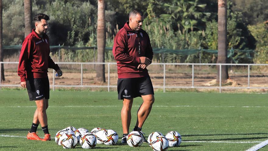 Germán Crespo y su segundo, Óscar Ibáñez, en la Ciudad Deportiva durante el entrenamiento del Córdoba CF.