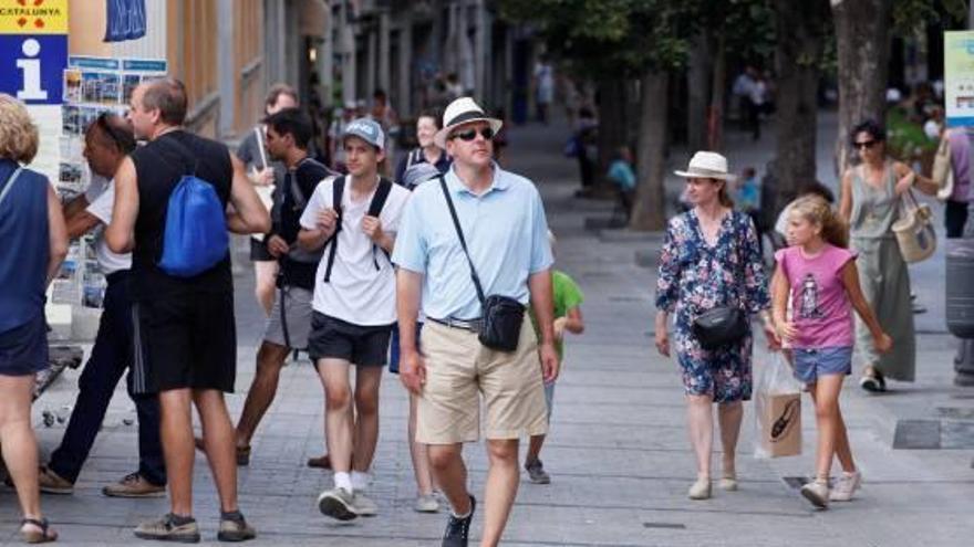 Turistes, fa pocs dies, visitant el Barri Vell de Girona