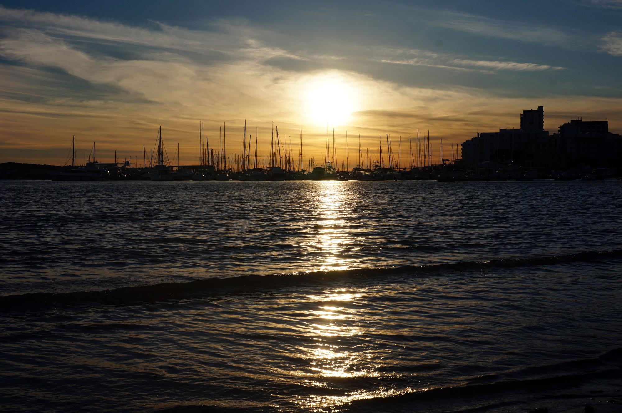 Puesta de sol desde la playa de s'Arenal de Sant Antoni.