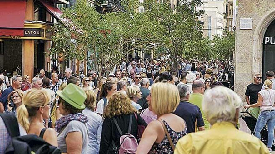 Aglomeración de turistas en la calle Sant Miquel de Palma este verano.