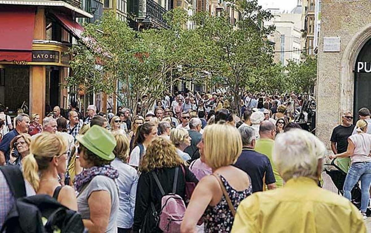 Aglomeración de turistas en la calle Sant Miquel de Palma este verano.