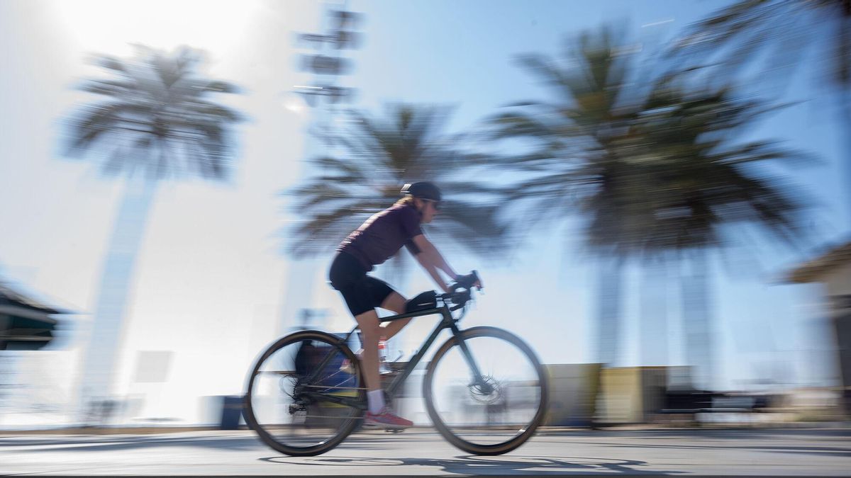 Una bicicleta por el paseo marítimo en Badalona.