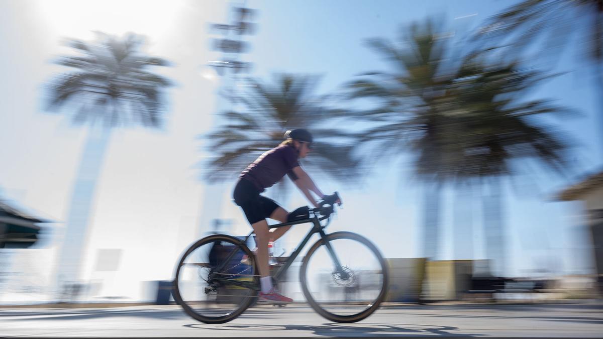 Badalona. 30.05.2025. Barcelona. Una bicicleta por el paseo marítimo en Badalona antes de la nueva (y primera) regulación de circulación para patinetes eléctricos y demás VMP de la ciudad de Badalona. Fotografía de Jordi Cotrina