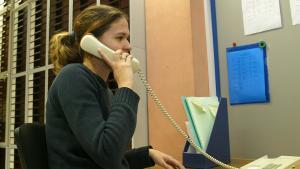 Una mujer llama desde un teléfono fijo